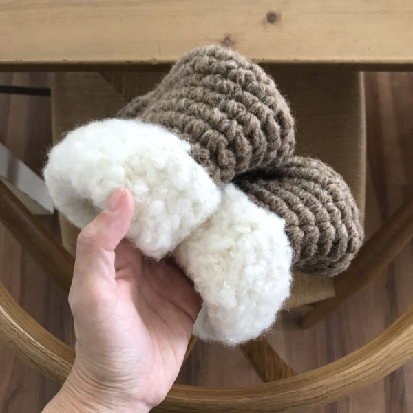 「冬のかぎ針あみこもの」ボアつきルームブーツ