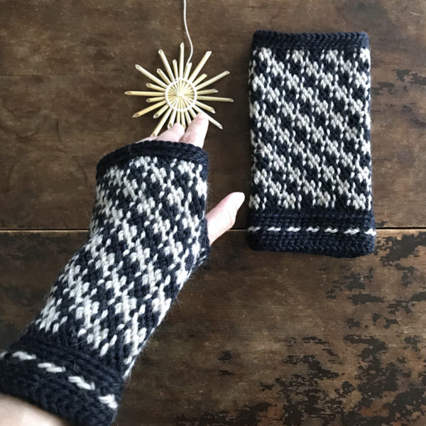 「冬のかぎ針あみこもの」編込みハンドウォーマー
