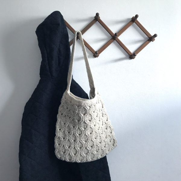 「冬のかぎ針あみこもの」ハニカム模様のショルダーバッグ
