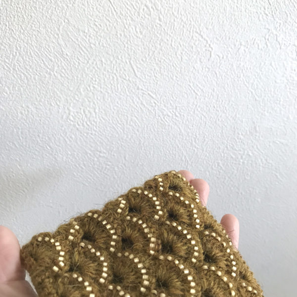 「冬のかぎ針あみこもの」ビーズ編みポーチ