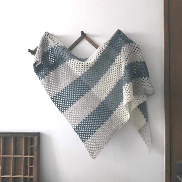 「かぎ針あみの冬ごもり」ギンガムチェックの三角ストール