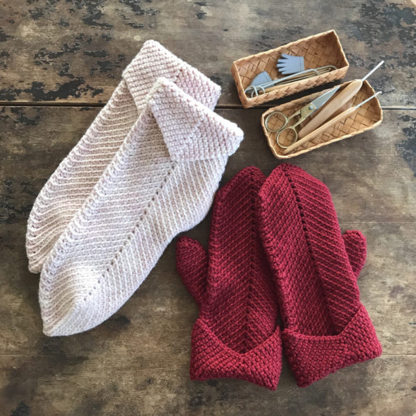 「かぎ針あみの冬ごもり」三角屋根のミトン