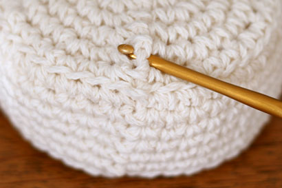 かぎ針編み ケーキ ①ケーキの土台に針を入れます