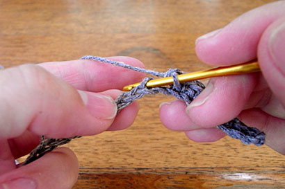 ①向こう側1本だけをすくってこま編み