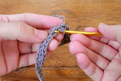 ②手前側1本だけをすくってこま編み