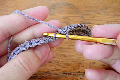 ③向こう側1本だけをすくってこま編み