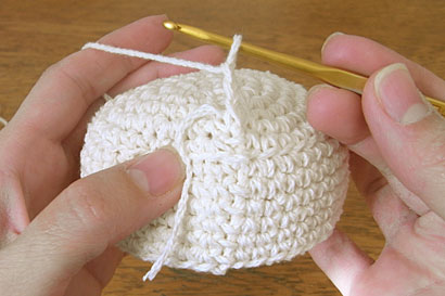 かぎ針編み ケーキ ②くさりを3目編みます