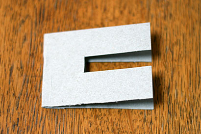 ①厚紙をコの字型に切ります