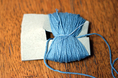 ③コの字の中に糸を通して、しっかり結びます