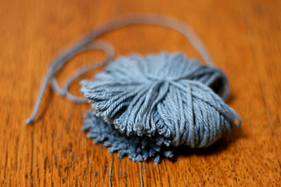 ④毛糸のわをカットします