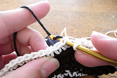 かぎ針編み 色替え ②グレーの糸をかけて引き抜きます