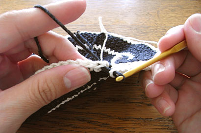 かぎ針編み 色替え ③グレーの糸を引き出したところ