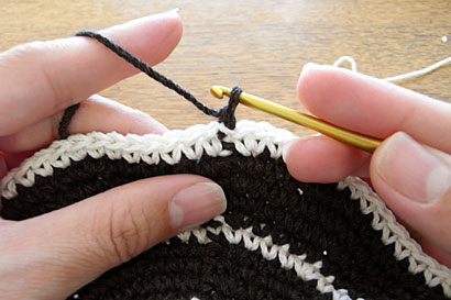 かぎ針編み 色替え ⑤立ち上がりの鎖を1つ編んだところです