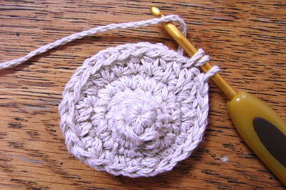 ②1つとなりの目にかぎ針を入れます