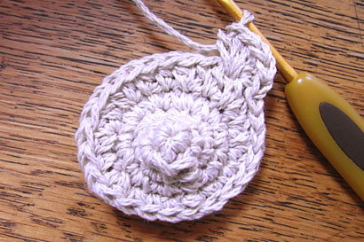 ③中長編みを5目編み終えました