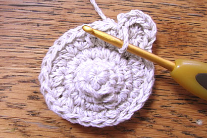 ④1つとなりの目に、引き抜き編みをしました