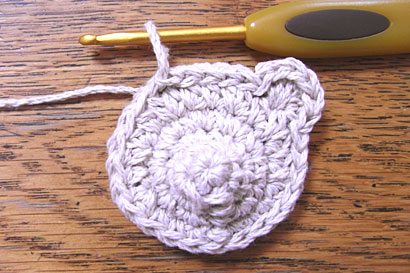 ⑤もうひとつの耳の1目手前まで引き抜き編みをしました