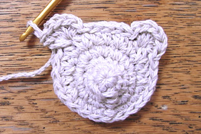 ⑥耳(中長編み5目)を編みます