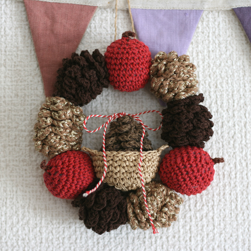 かぎ針編み 松ぼっくりのクリスマスリース