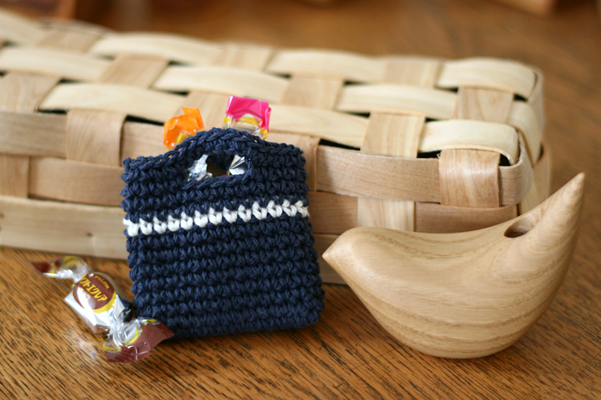 かぎ針編み 小さなバッグにキャンディー