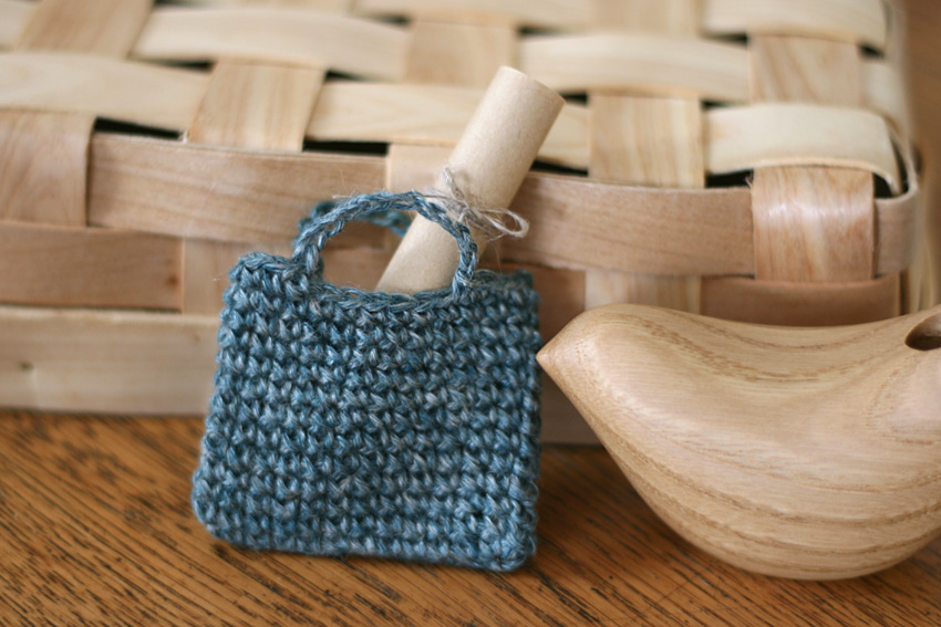 かぎ針編み 小さなバッグにお手紙