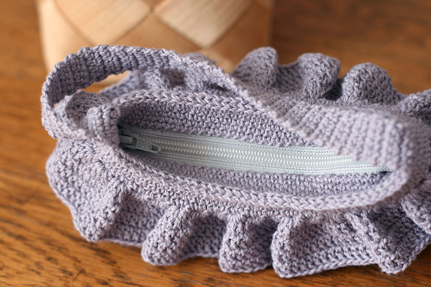 かぎ針編み フリルポーチ ファスナーつき