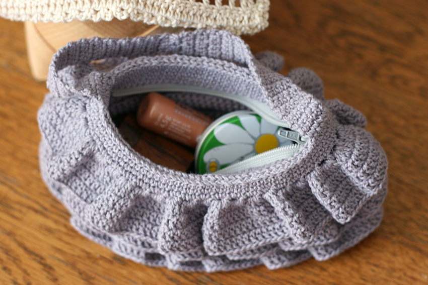 かぎ針編み フリルのポーチ 化粧ポーチにも