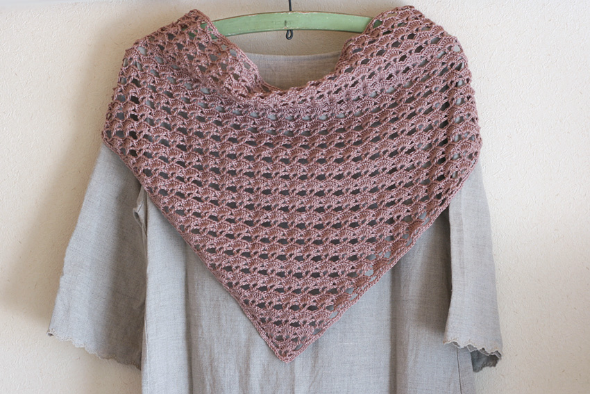 かぎ針編み 三角ストール 後ろ姿