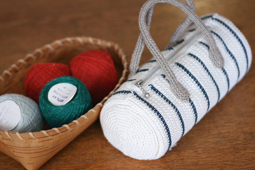 かぎ針編み 円柱型のマリンカラーポーチ