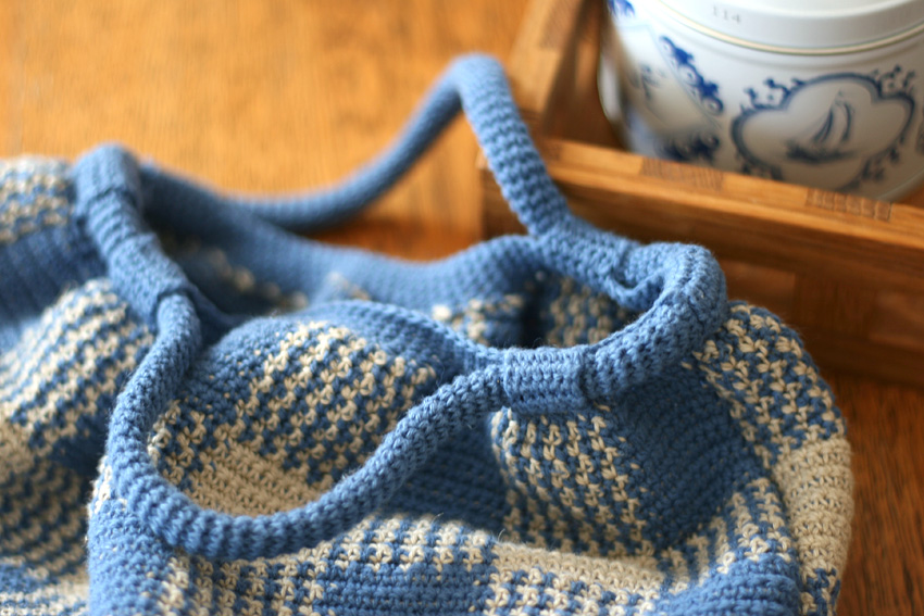 かぎ針編み ギンガムチェックのバッグ 持ち手