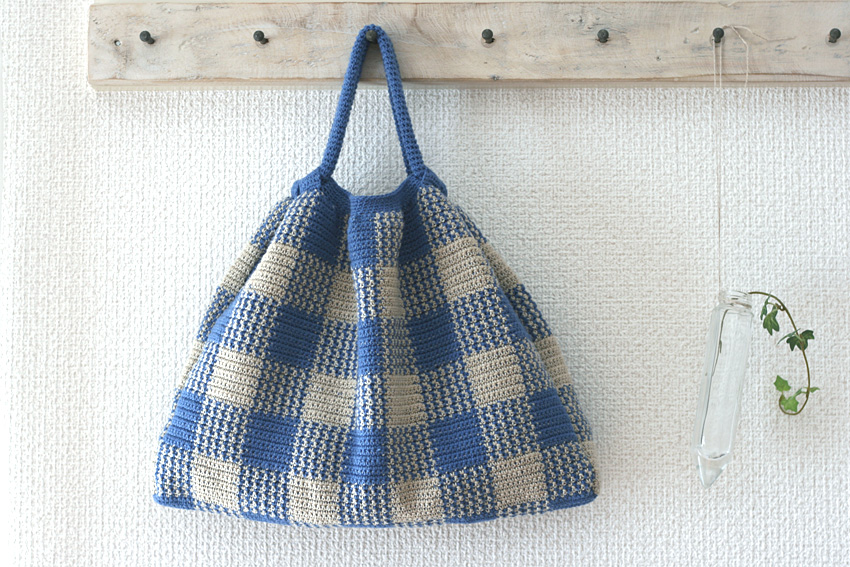 かぎ針編み ギンガムチェックのギャザーバッグ全体像