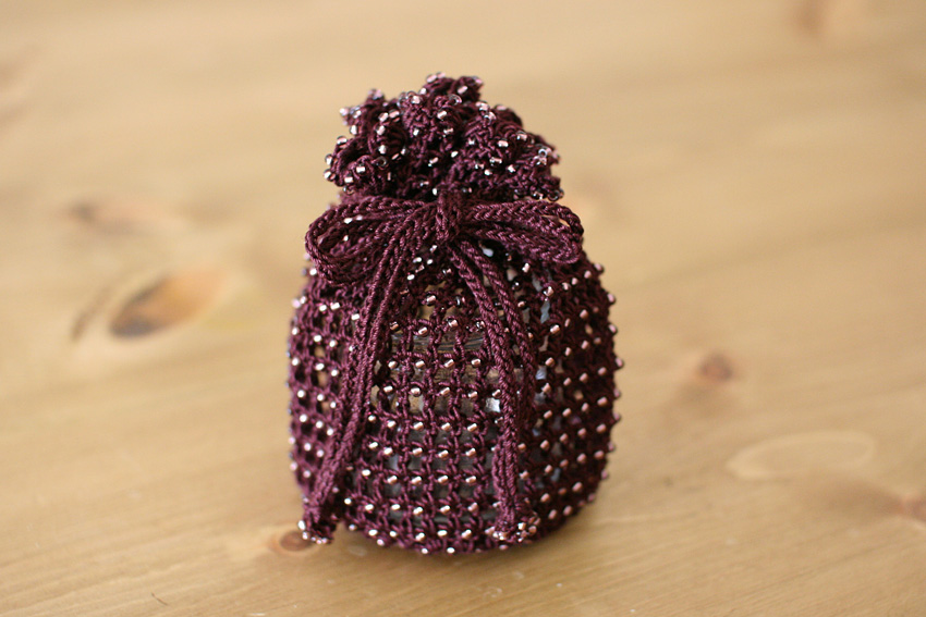 かぎ針編み 巾着　糸とビーズの色を変えてみたり