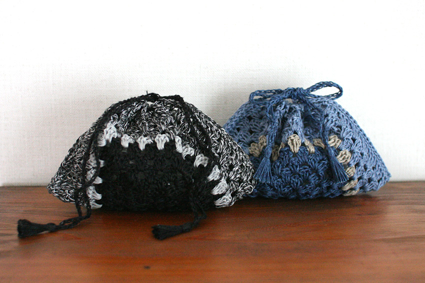 かぎ針編み モチーフの色を変えて楽しめる巾着袋