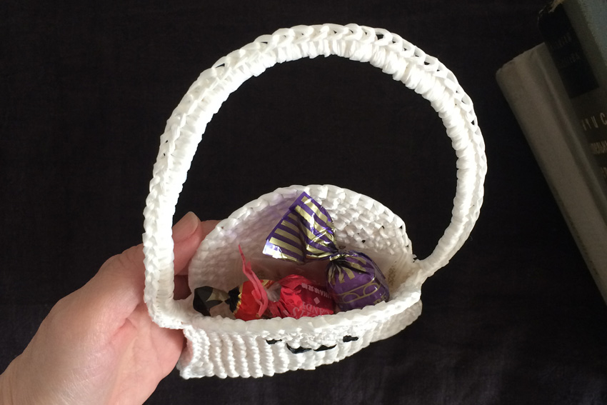 かぎ針編み おばけバッグにはお菓子を入れても