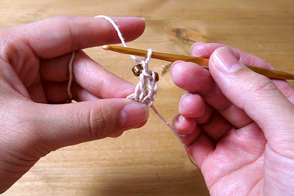 かぎ針編み 次のくさり目にも同様にビーズ1個を編み入れます