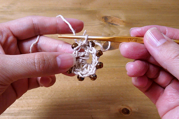 かぎ針編み ビーズ8個を編み入れました