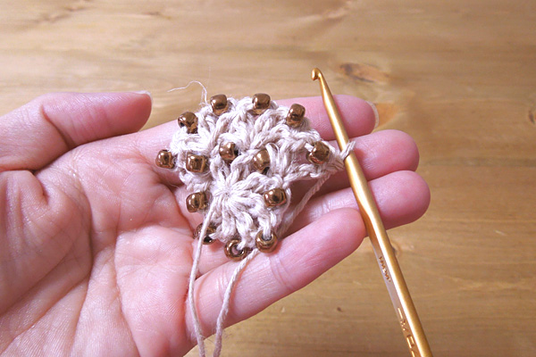 かぎ針編み 2段目以降も、ビーズを編み込む要領は同じです