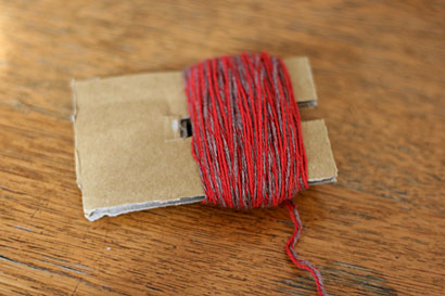 ①厚紙に毛糸を巻きつけたところ