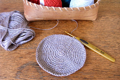 かぎ針編み 麻の葉模様Ⅱ ①底のこま編みが終わったところです