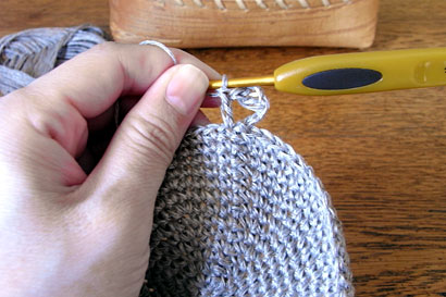 かぎ針編み 麻の葉模様Ⅱ ③立ち上がり目の根元に、長編みを1目編みつけます