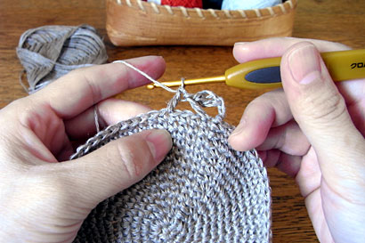 かぎ針編み 麻の葉模様Ⅱ ④3目分あいだを空けて、長編みを1目編みます