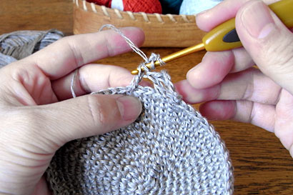 かぎ針編み 麻の葉模様Ⅱ ⑤下の絵にあらわしたハの字部分にかぎ針を入れます