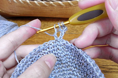 かぎ針編み 麻の葉模様 ④立ち上がり目の根元に針を入れます