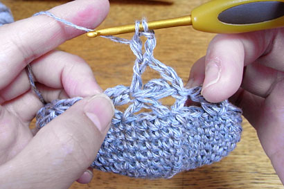 かぎ針編み 麻の葉模様 ⑯⑮で編んだ長編みの頭あたりにかぎ針を入れ