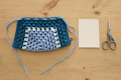 ①巾着袋にひもを通しておきます