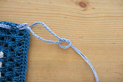 ②ひも2本をまとめて玉結びします