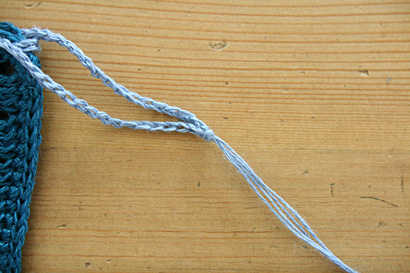 ③根元でぎゅっと玉結び