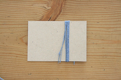 ④台紙に糸を6回巻きます