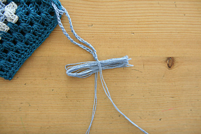 ⑤玉結びした糸端の間にはさみます