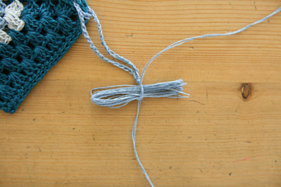 ⑥タッセルの糸束を糸端で結びます